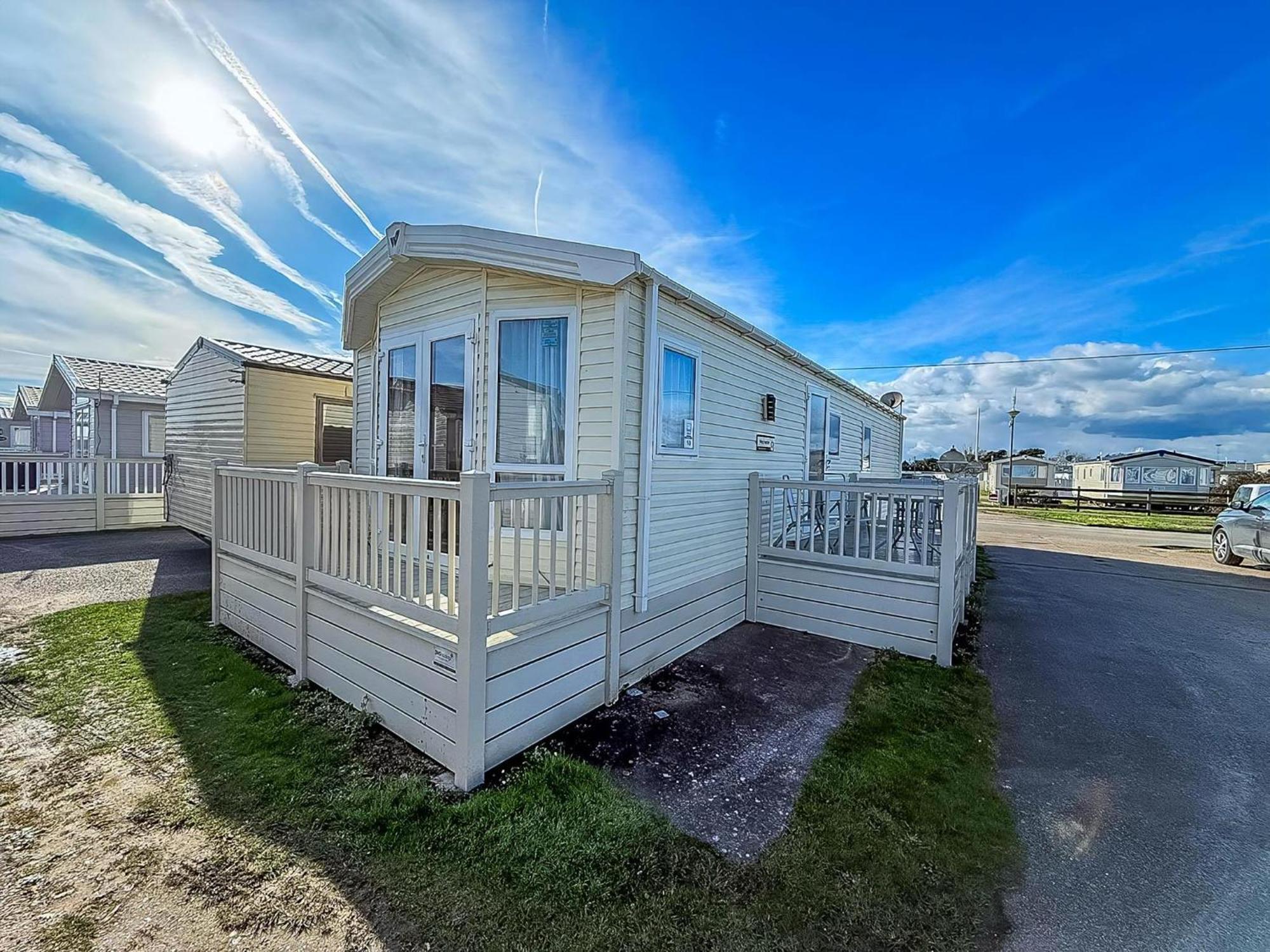 Lovely 6 Berth Caravan At Suffolk Sands Holiday Park Ref 45010Mv Felixstowe Exterior foto