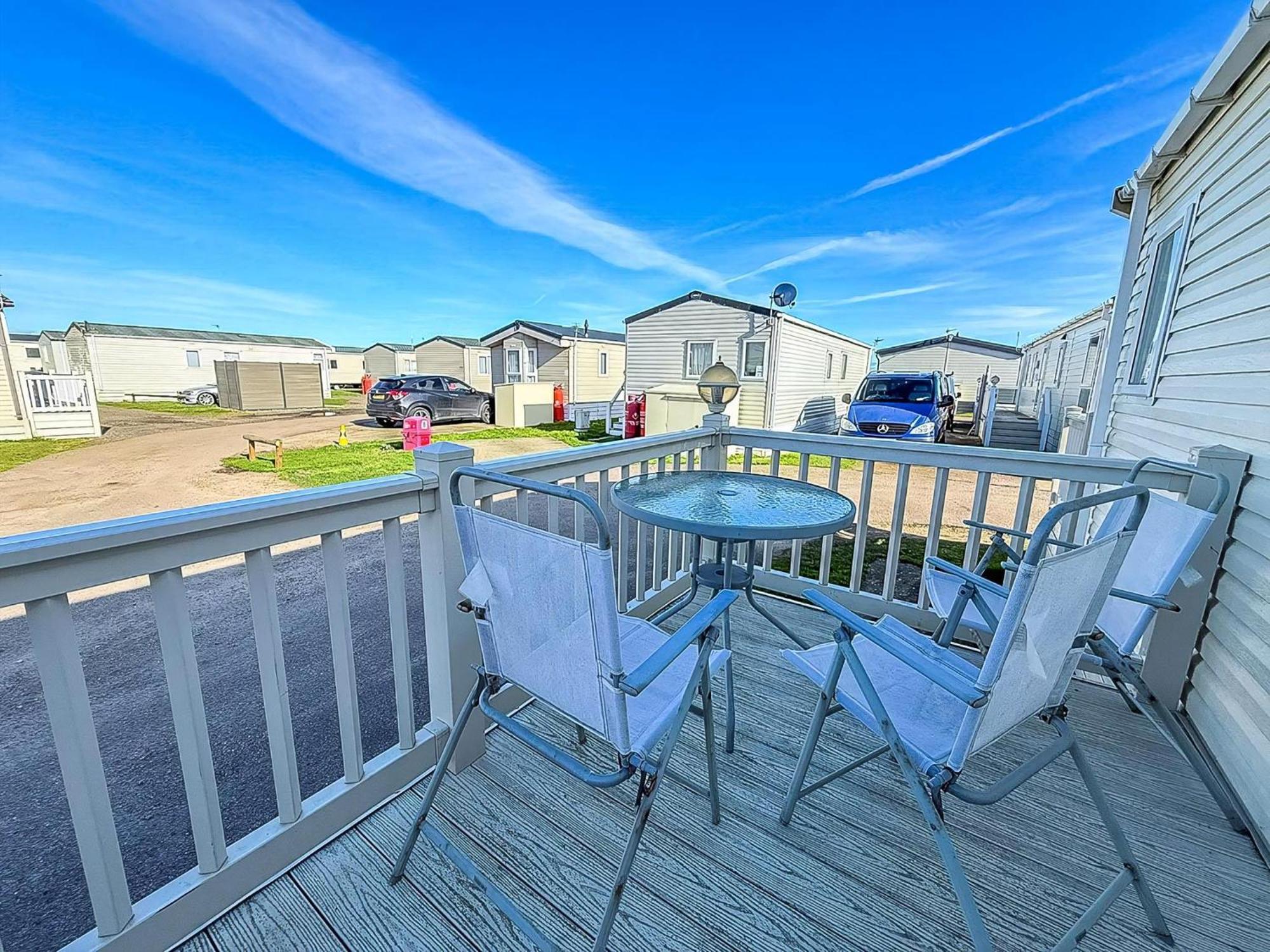 Lovely 6 Berth Caravan At Suffolk Sands Holiday Park Ref 45010Mv Felixstowe Exterior foto